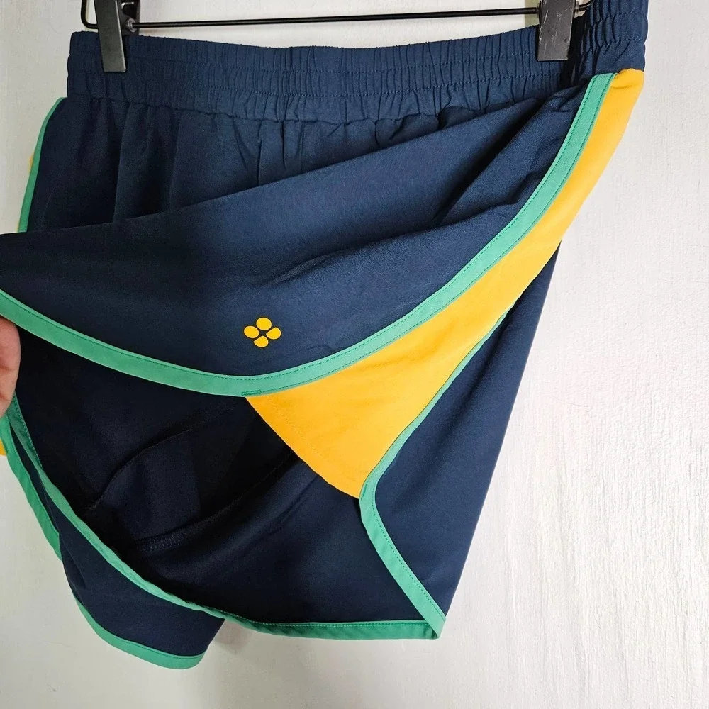 Sweaty Betty green features elastic